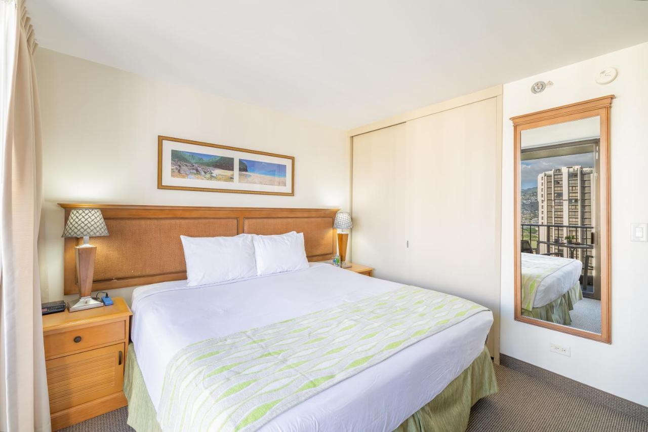 Beautiful Mountain View In Waikiki Sunset With Parking Apartment